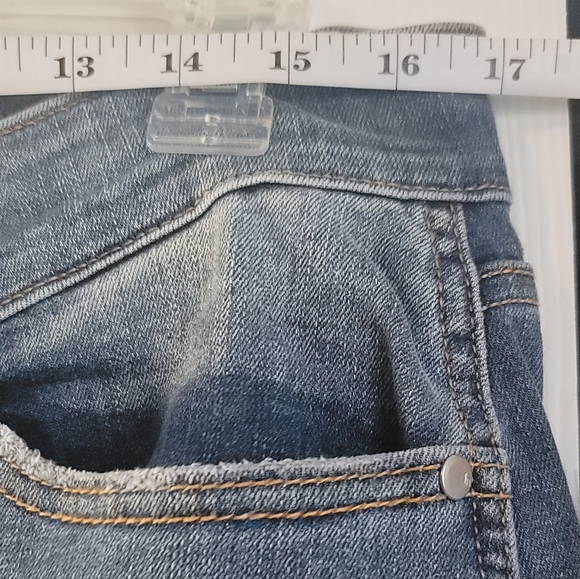 LIKE NEW medium blue dad jeans feature a high-rise cross-over waistband - Picture 3 of 8
